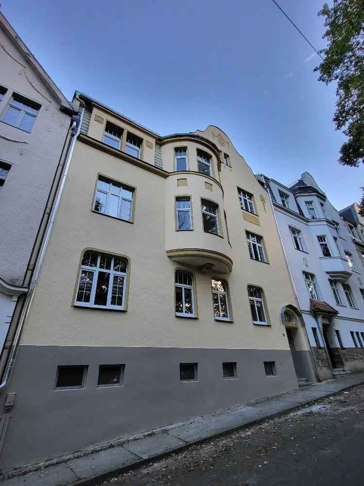 Top sanierte Dachgeschoss Wohnung kaufen in 4 Familien Haus mit Balkon