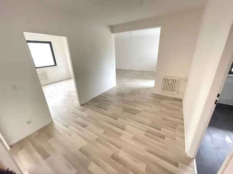 Einziehen und Wohlfühlen – schöne 3-Zimmer Wohnung mit Laminatfußboden und Balkon!