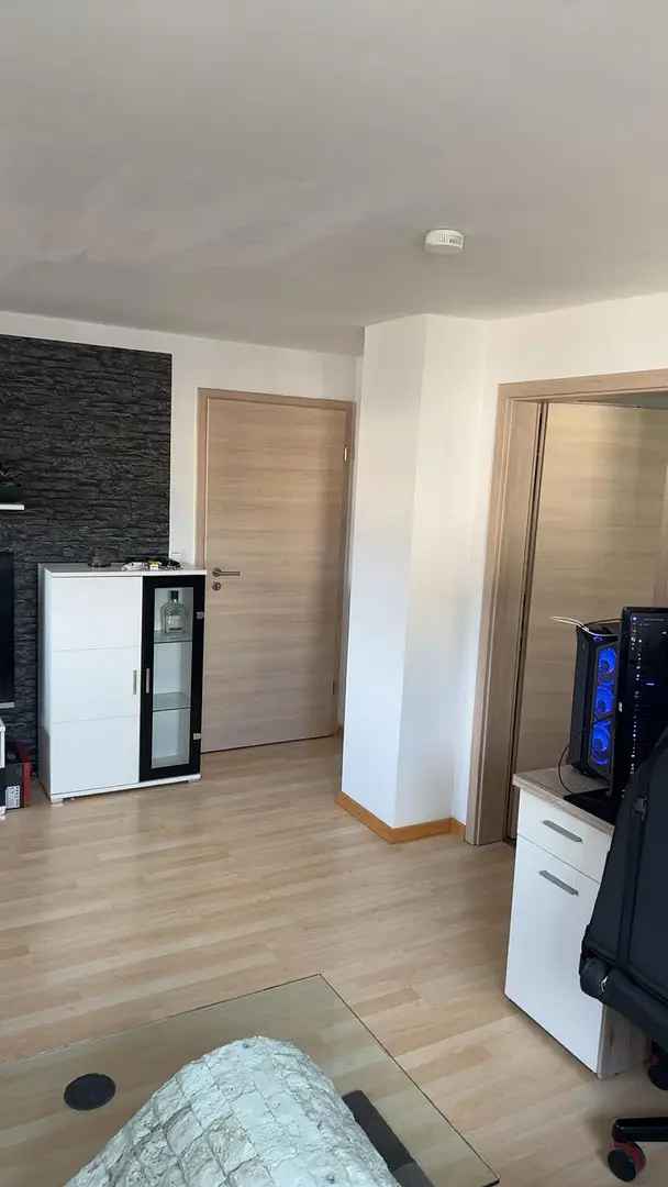 Wunderschöne, helle und renovierte 2-Zimmer Wohnung mit Küche