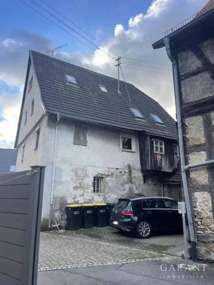 * Sehr interessant mit vielen Möglichkeiten * Zentrales Stadthaus mit Scheune und Garage *