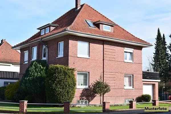 Dreifamilienhaus und 4 Garagen