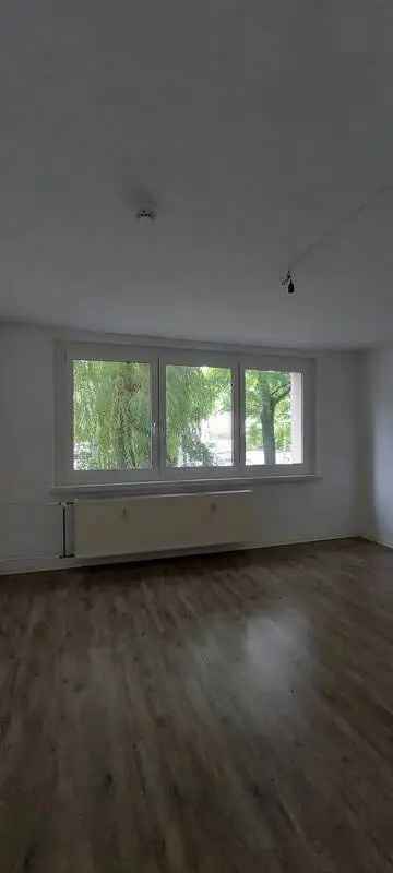3 Zimmer Wohnung sucht neue Mieter! WE mit Dusche. WG geeignet!