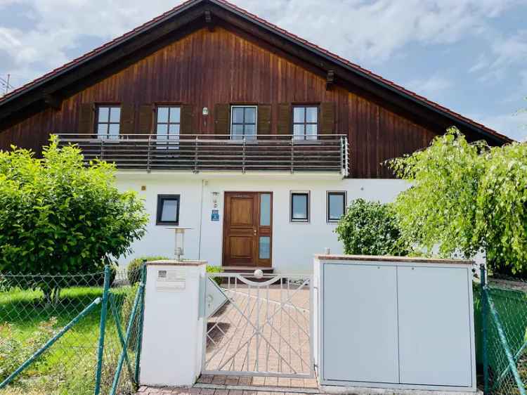 Außergewöhnliche Architekten-Doppelhaushälfte mit Pool in ruhiger Lage