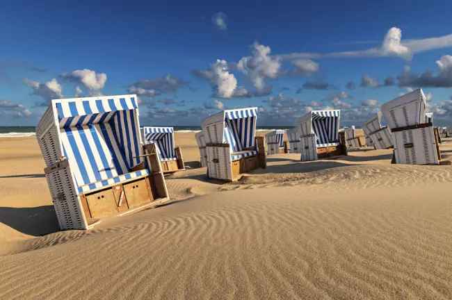 GEFRAGTE VERMIETLAGE: STRANDNAHE NEUBAU-DHH IM SÜDEN VON WESTERLAND.