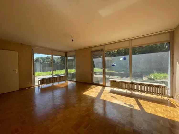 Bungalow mit großem Garten in Stuttgart-Zuffenhausen!