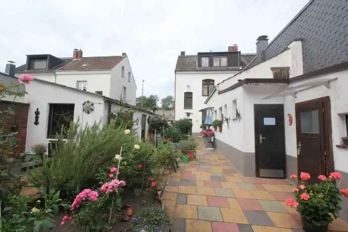 Einfamilienhaus in Duisburg mit großem Grundstück und parkähnlichem Garten