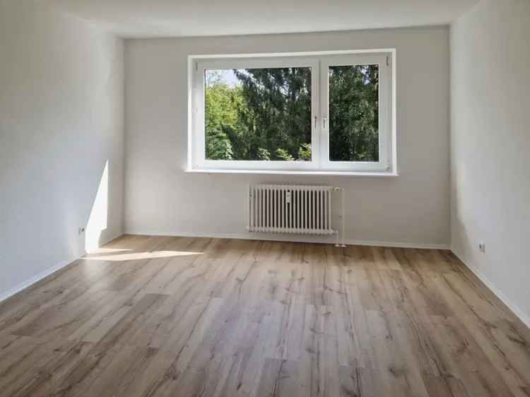 Helle und frisch renovierte 3-Zimmer-Wohnung mit Balkon im Erdgeschoß