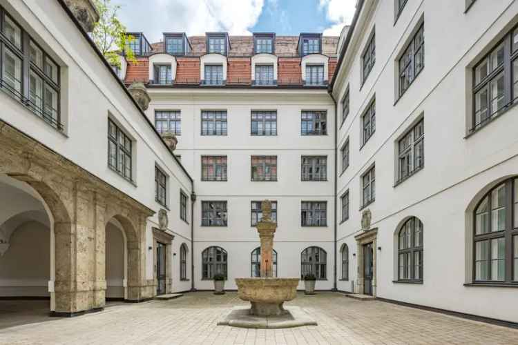 Edle 4-Zimmer-Wohnung in historischem Stadtpalais mit Philippe-Starck-Design