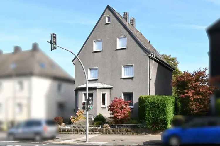 Spannendes Dreifamilienhaus in belebter Lage: Vermietungspotenzial trifft auf frei verfügbare Wohnfläche!
