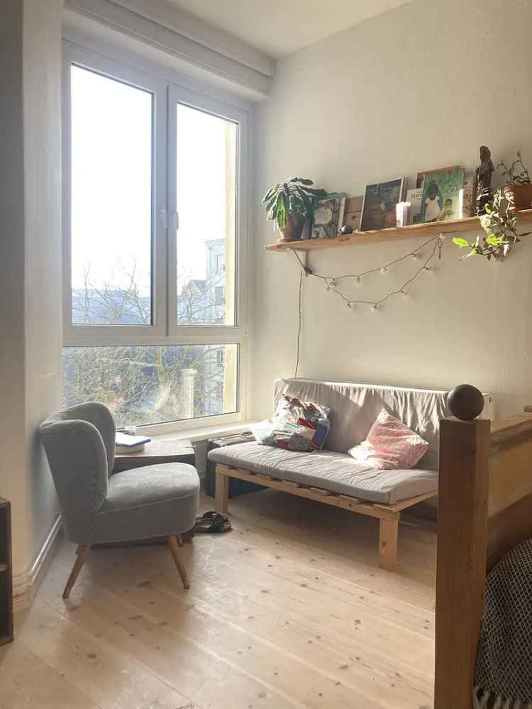 Provisionsfrei - schöne 2-Zimmer Altbau Wohnung mit Balkon