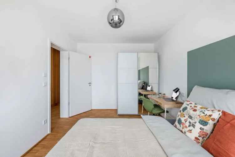 Helles Zimmer mit großem Balkon in einem Coliving-Apartment in München