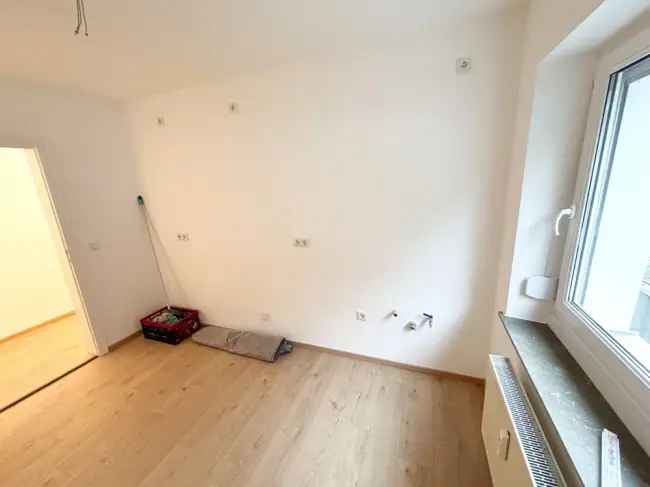 Neu renovierte 3 Zimmer Wohnung 75qm Erdgeschoss Balkon Garage Keller