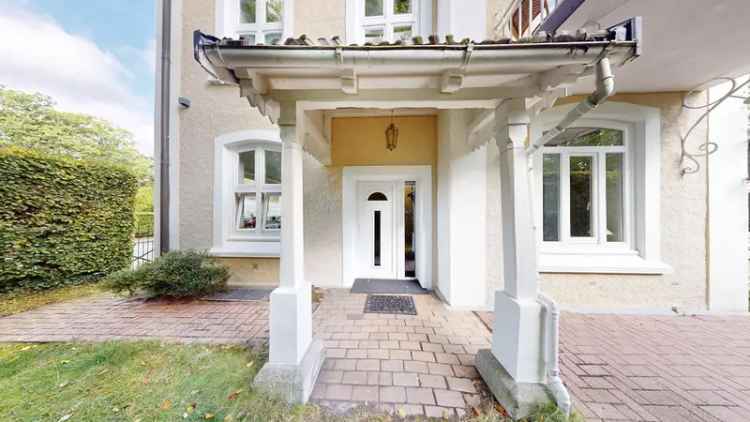 Renoviertes Altbau-Haus aus der Gründerzeit in Bauernhaus-Umgebung Alt-Osdorf