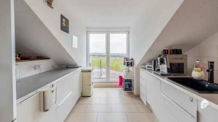 Mieten Dachgeschosswohnung in ruhiger Lage mit Balkon und Carport