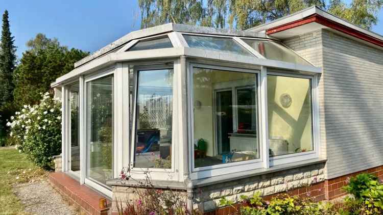 Charmantes Bungalow in ruhiger Lage mit großem Garten in Berlin-Lankwitz