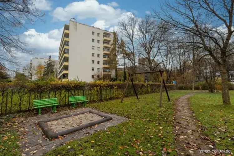 Renovierungsbedürftige Wohnung in Bogenhausen mit Terrasse und Garten