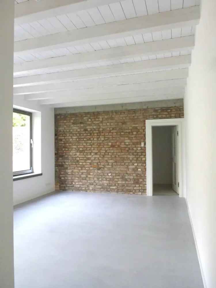 wunderschöne Remise, vor ca. 10 J neu aufgebaut. Weiteres Wohngebäude im Garten evtl. mögl.