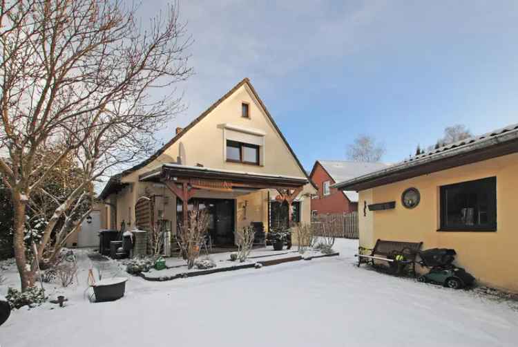 Renovierungsbedürftiges Einfamilienhaus in Schnelsen mit Garten und Garage