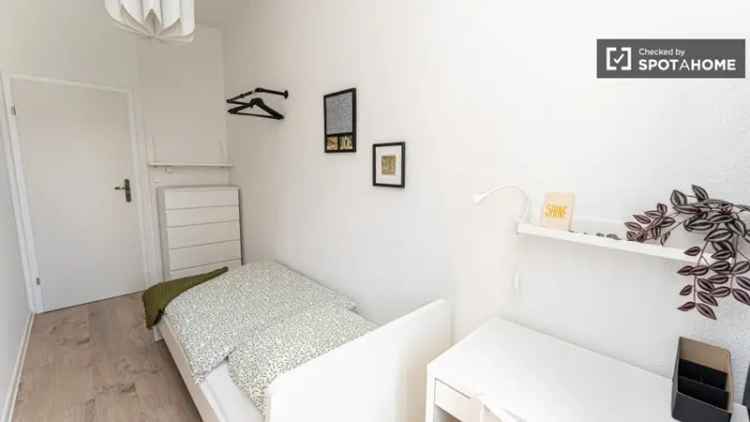 Zimmer zu vermieten in Wohnung mit 7 Schlafzimmern in Berlin