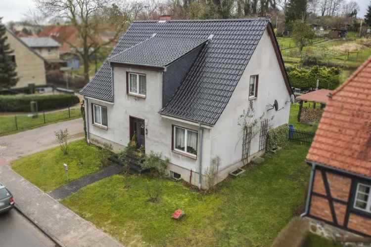 Renovierungsbedürftiges Einfamilienhaus mit Garten und Garage in Basedow