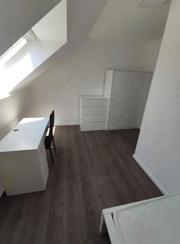 4-Zimmer Wohnung möbliert - geeignet für eine WG mit Balkon