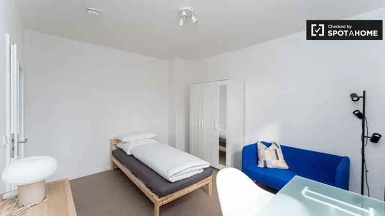 Zimmer zu vermieten in Wohnung mit 4 Schlafzimmern in Treptow
