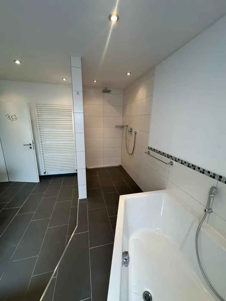 Freundliche 2-3 Raum-Wohnung mit begehbarer Dusche und Einbauküche (o. Elektrogeräte) in Egelsbach