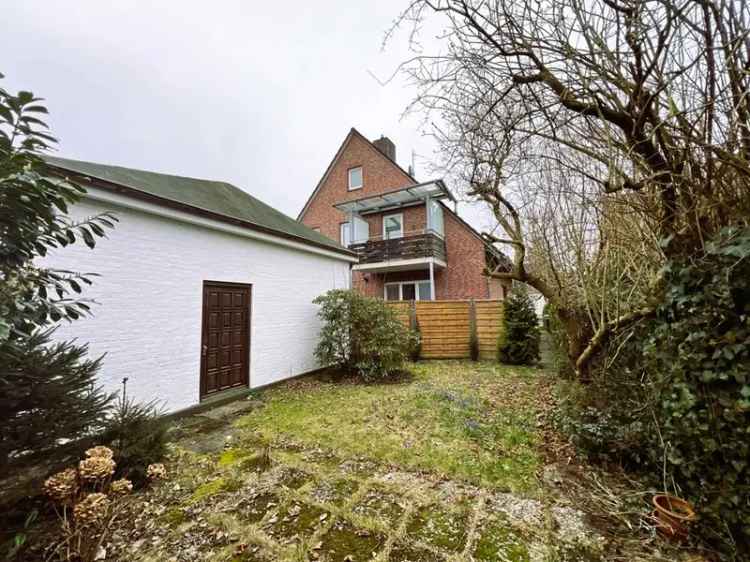 Dachgeschoss-Maisonette in Zweifamilienhaus mit Garage und Gartenfläche