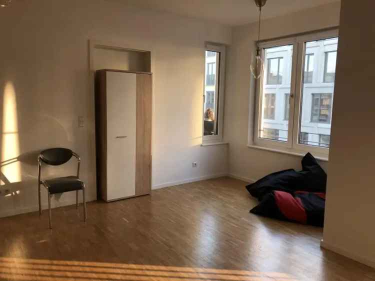 Helle Wohnung kaufen in Friedrichshain mit Balkon und Aufzug