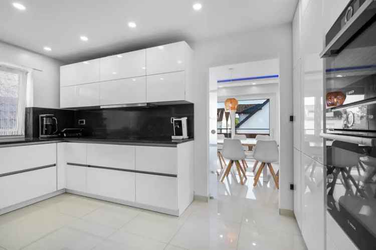 Moderne 4 Zimmer-Wohnung mit hochwertiger Einbauküche und 2 Balkonen in Egelsbach