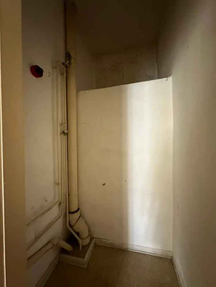 +++ Schöne unsanierte 2 Zimmer Wohnung direkt am Schillerpark +++