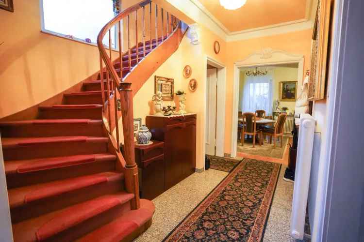 Stadtvilla mit Charme, großzügigem Grundstück und große Doppelgarage und Einzelgarage