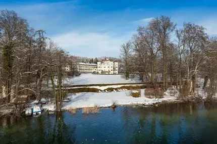 Schloss Possenhofen: Prachtvolle Beletage mit Seeblick samt Dachgeschoss