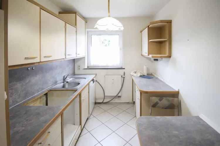 Gute geschnittene 3 Zimmer Wohnung mit Balkon