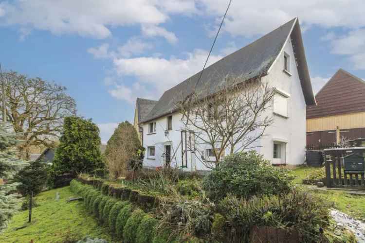 Frei stehendes Einfamilienhaus mit angrenzender Scheune und Garten