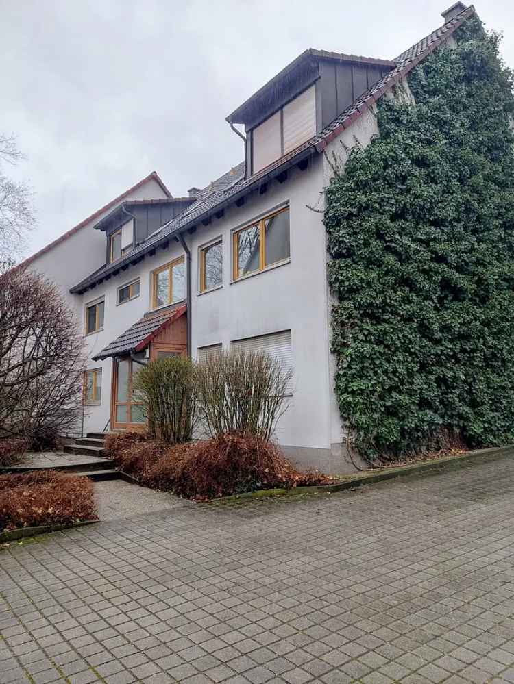 Reserviert!  Helle und ruhige 2-Zimmer Wohnung in Nähe zum Kanal. Garage und Balkon vorhanden.