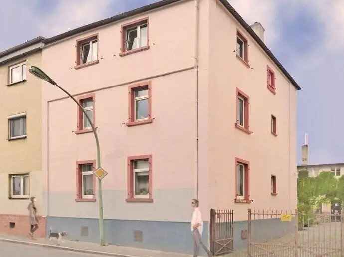Frankfurt-Seckbach: Komfortables Mehrfamilienhaus mit charmantem Hofhaus –  großzügiger Ausbau möglich