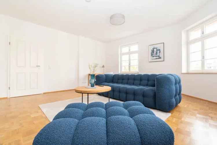 FRISCH RENOVIERT, MÖBLIERT & SOFORT BEZUGSFREI! // Helle 3-Raum-Wohnung mit Loggia & Stellplatz