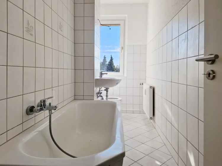 Charmante Wohnung im Dorf: Mit Balkon und lichtdurchflutetem Bad "Bezugsfertig"