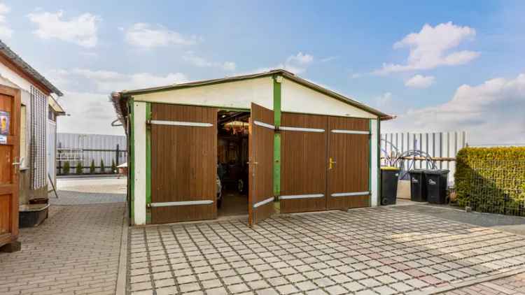Großzügiges Zweifamilienhaus mit Nebengebäude, 1.040 m² Grundstück, Garagen, Kamin & EBK