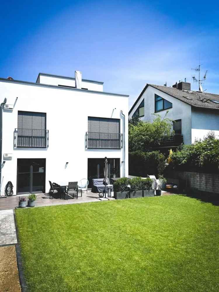 Exklusive und hochwertige 90qm EG-Wohnung mit großer Küche, Vollbad, große Süd-Terrasse in top Lage