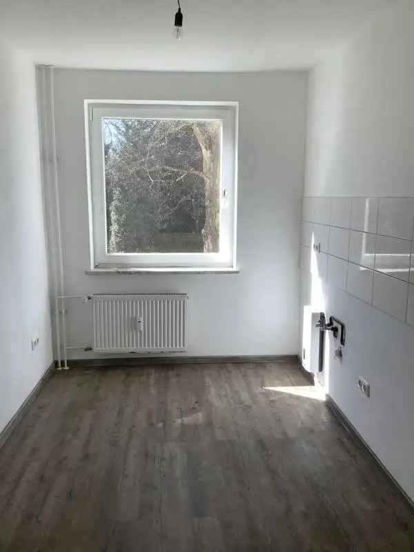 Einzugsbereit: 2,5-Zimmer-Wohnung mit Tageslichtbad!