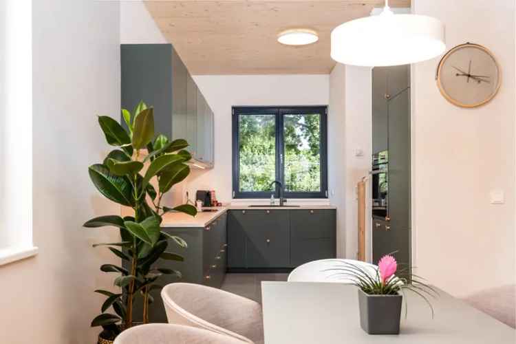 Energieeffizientes Doppelhaus in Berliner Grünen mit Südterrasse und Privatgarten