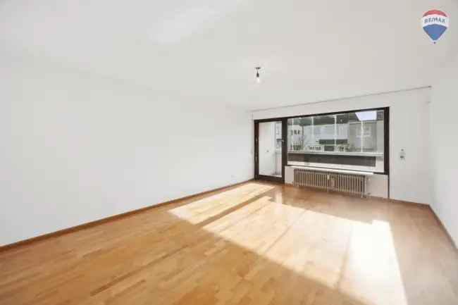 Helle 3-Zi-WHG,
Hochparterre mit Balkon
TG-Platz und EBK!