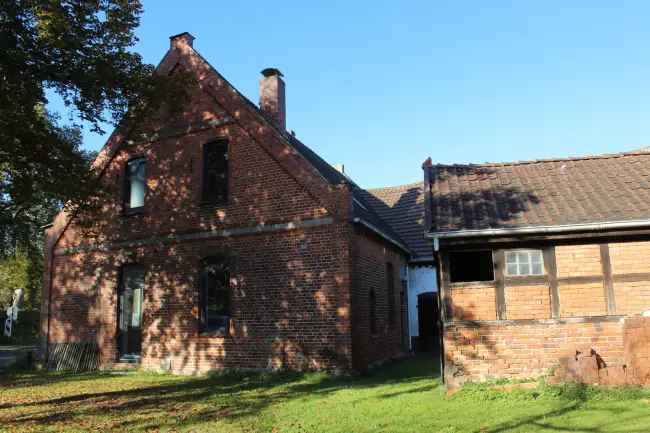 Modernisiertes Bauernhaus mit großer Scheune und Stallungen