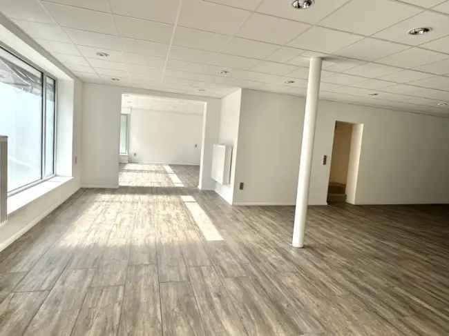 "Attraktiver Standort für Ihr Unternehmen:
Moderne Gewerbefläche in Nabburg"