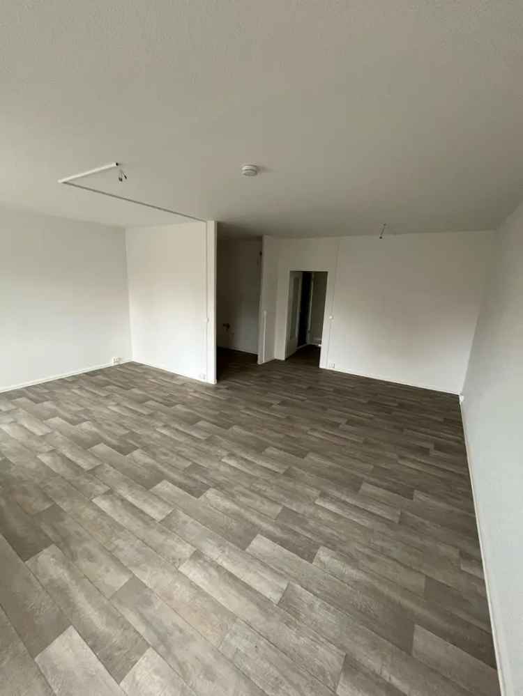 ***Erstbezug nach Sanierung*** - 3-Raum-Wohnung mit riesigem Wohnbereich und Balkon