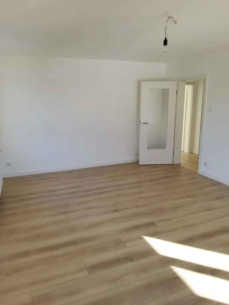 Wunderschöne 4 Zimmerwohnung mit Balkon in einem ruhigen Wohnhaus in Toplage