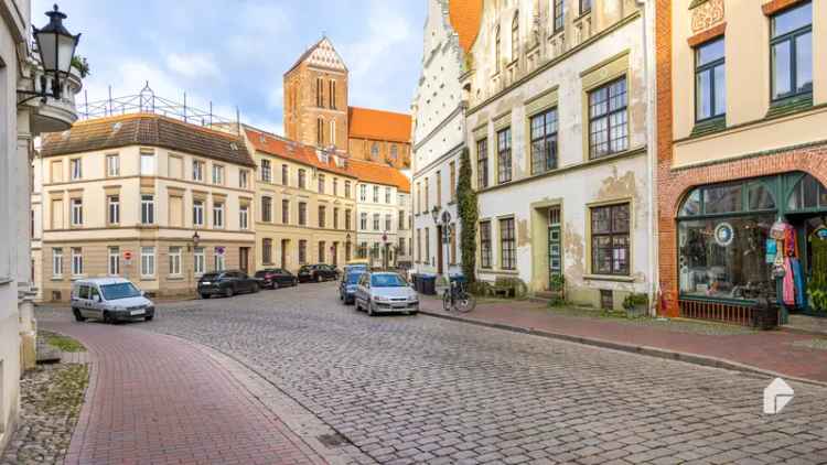 Zentral in Altstadt: schickes & ehrwürdiges MFH mit 6 WE in Altbau-Ensemble | Gut vermietet 