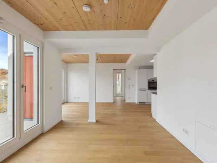 Moderne Holzhybridwohnung mit grünem Innenhof in Berlin